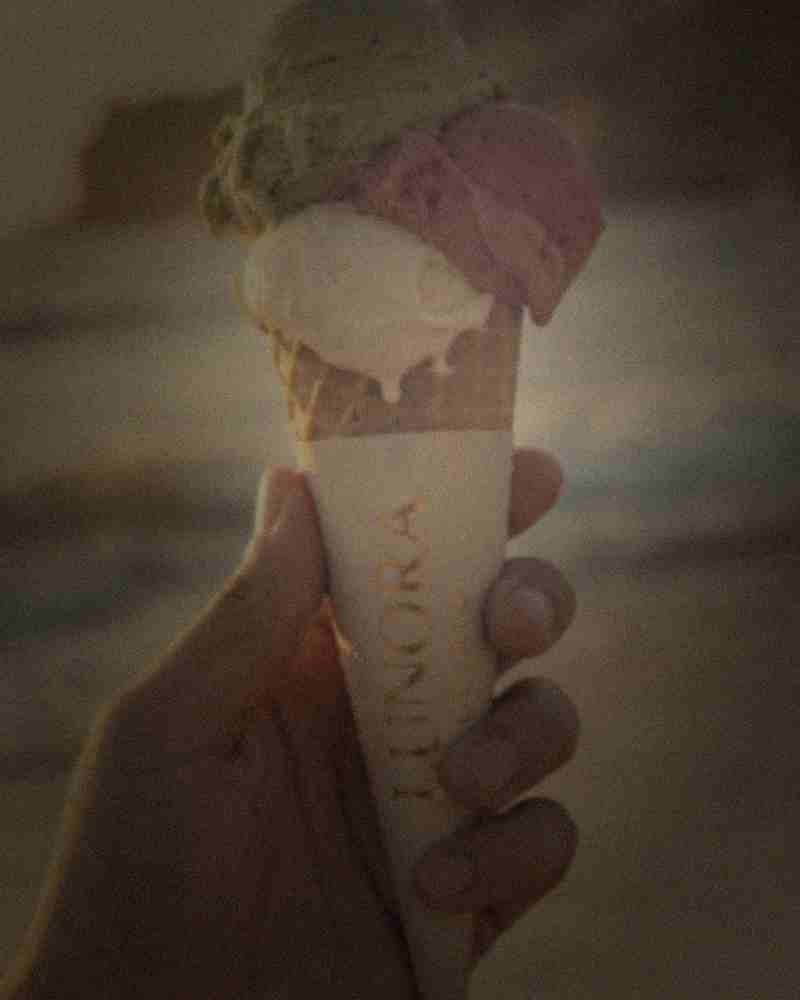 Foto escura e torta de um gelado, tirada com o telemóvel