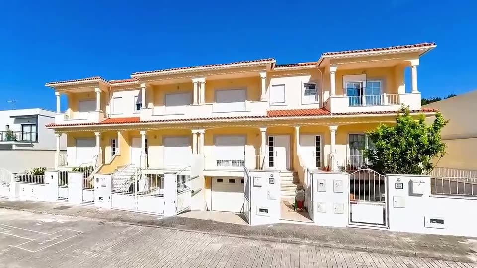 A mesma moradia com luz de dia e céu azul